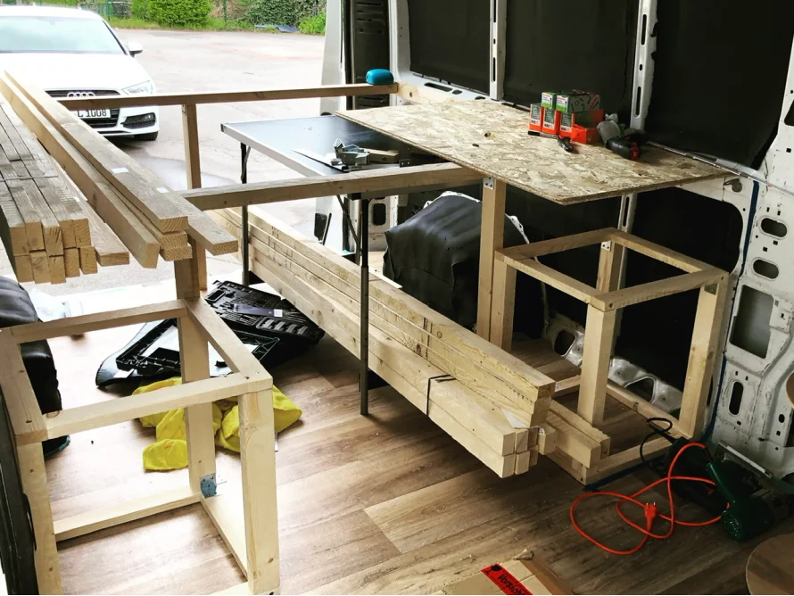 Innenraum eines Lieferwagens, teilweise mit Holz verkleidet