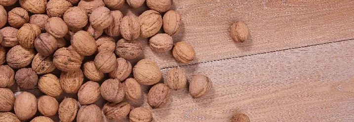 Walnüsse auf Holztisch