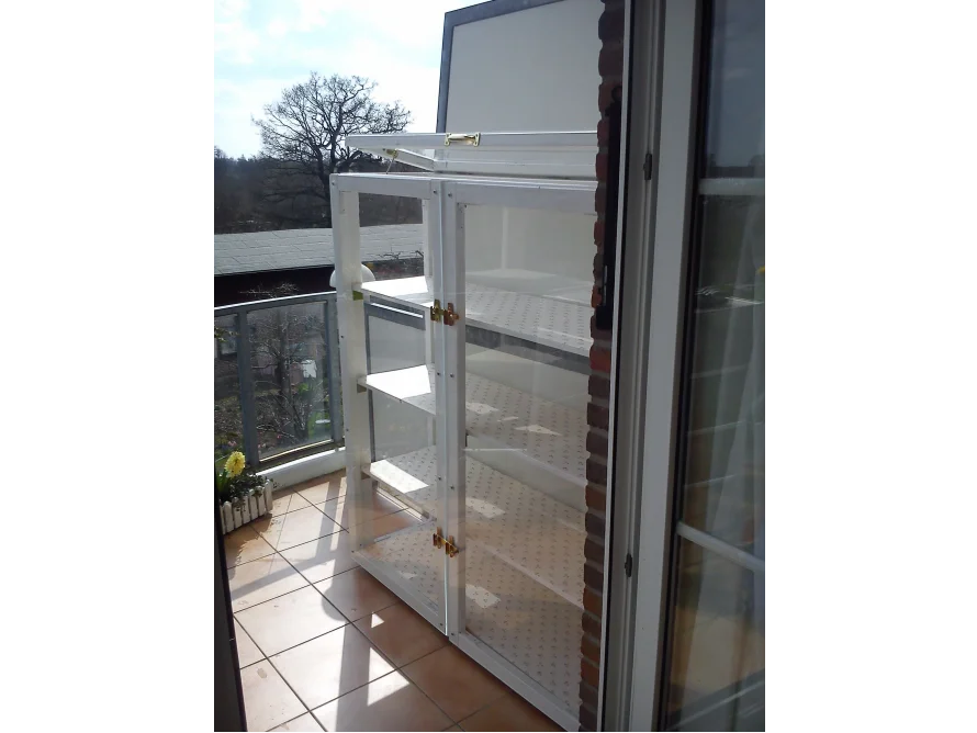 Kleines Gewächshaus auf einem Balkon