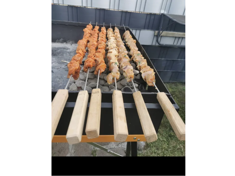 Fleischspieße auf einem Grill