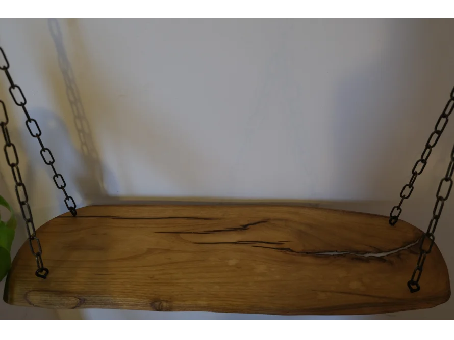 Hängeregal aus Holz mit Ketten