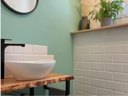 Modernes Waschbecken auf Holzplatte