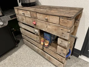 Upcycling-Kommode aus Holzpaletten