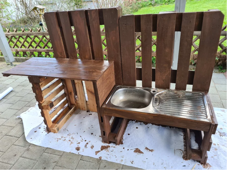 Eine selbstgebaute Spielküche aus Holz.