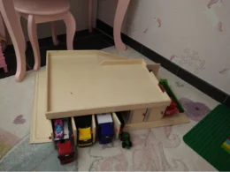 Holzgarage mit Spielzeugautos