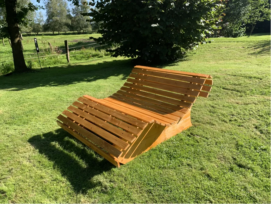 Holzliege im Garten