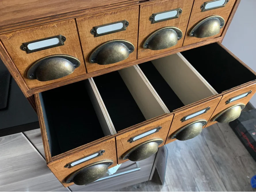 Offene Holzkiste mit Schubladen