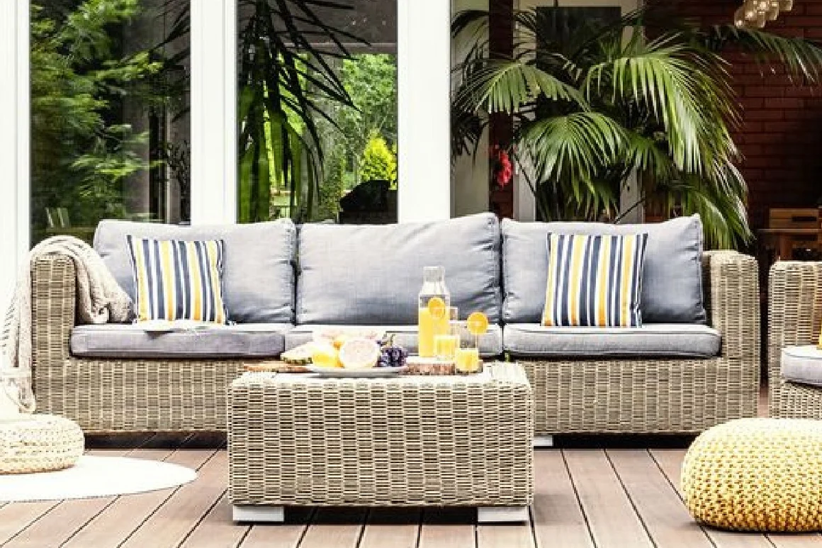 Gartenmöbel aus Polyrattan auf einer Terrasse