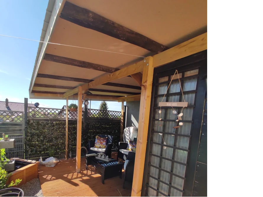 Überdachte Terrasse mit Gartenmöbeln