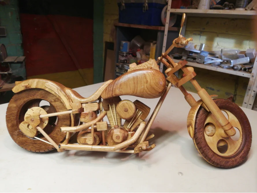 Modell eines Motorrads aus Holz