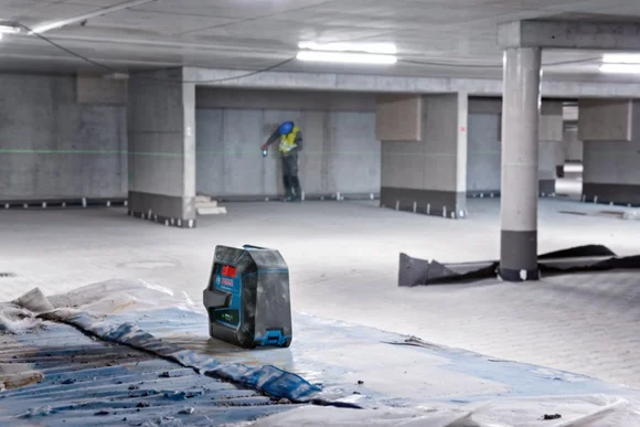 Lasermessgerät auf Baustelle