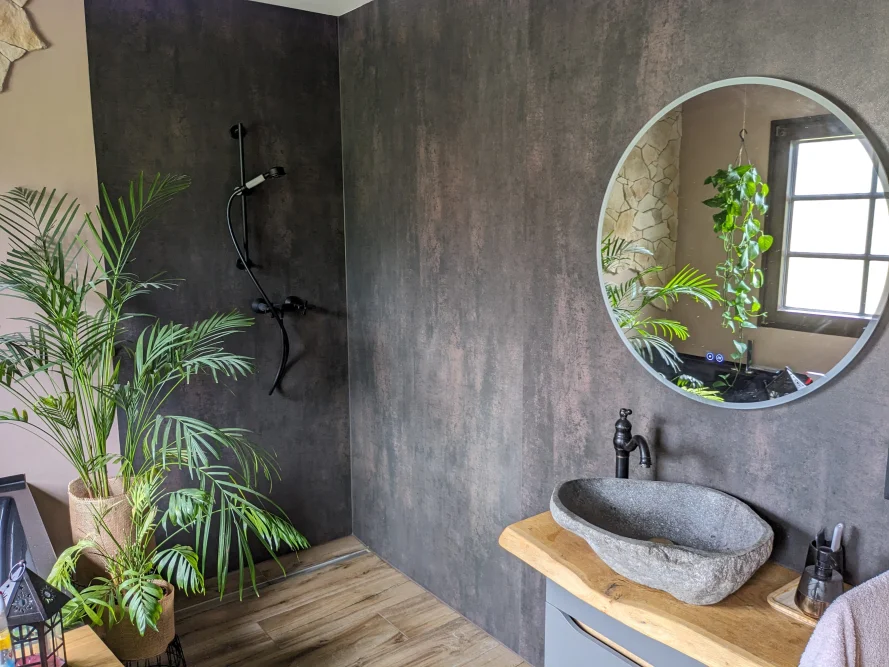 Modernes Badezimmer mit Steinwaschbecken und Pflanzen