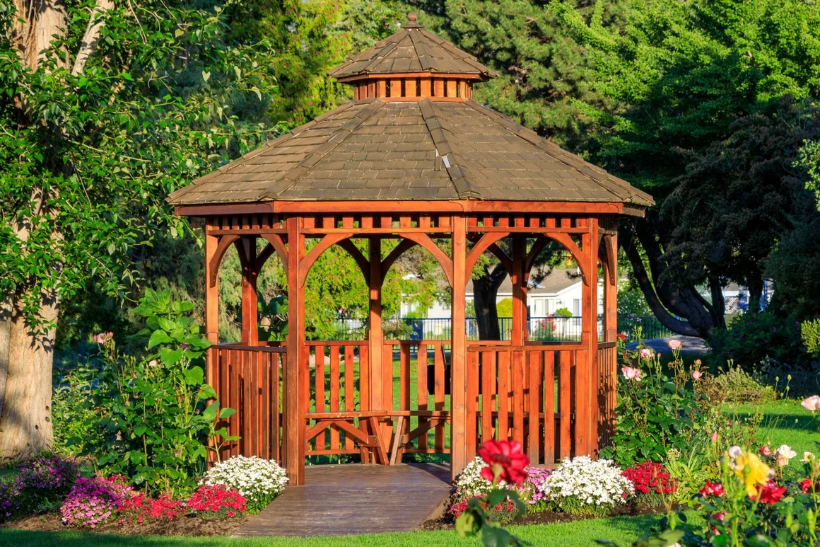 Hölzerner Gartenpavillon in einem Garten