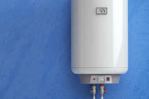 Weißer Boiler an blauer Wand