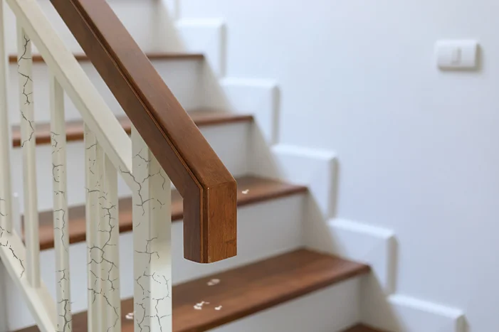 Holztreppe mit weißem Geländer