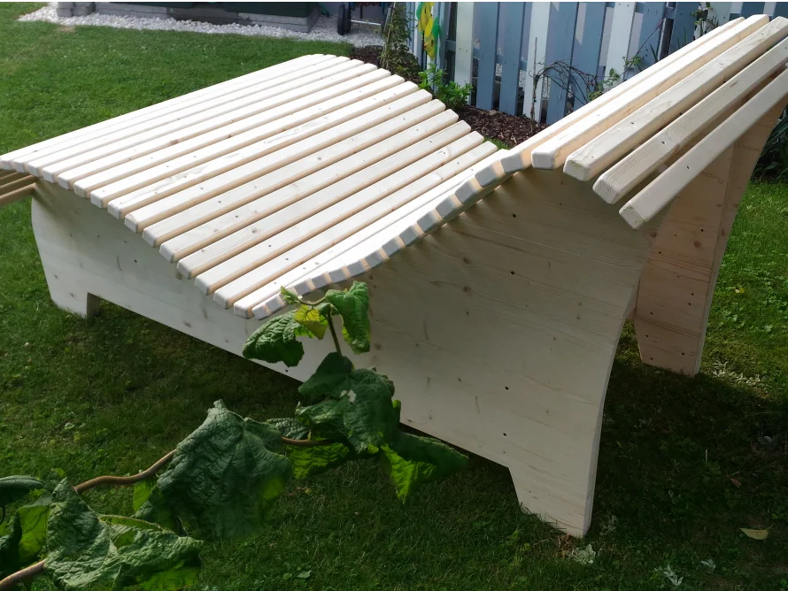 Gartenliege aus Holz