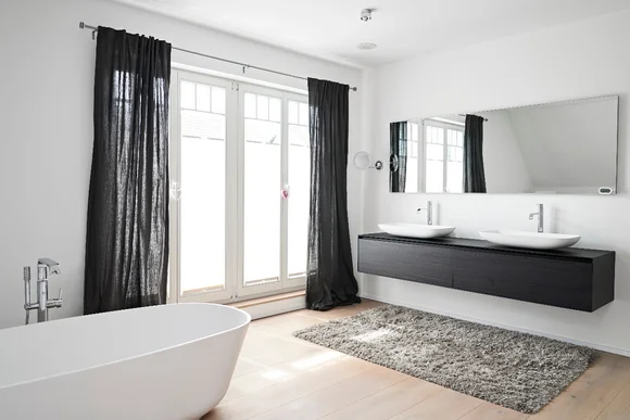 Modernes Badezimmer mit Doppelwaschbecken und Badewanne