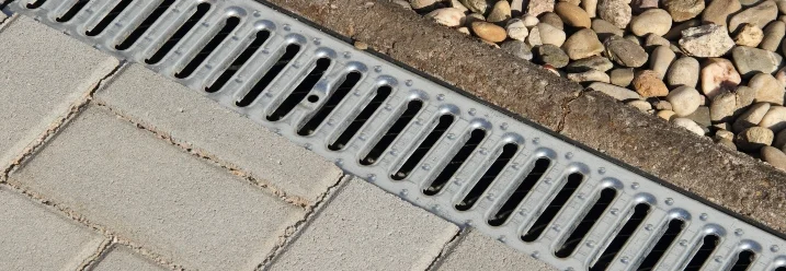 Ein Metallrost für eine Regenrinne.