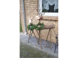 Rustikaler Holzrentier als Dekoration