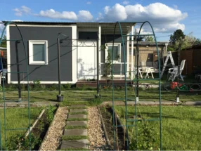Gartenhaus mit gepflastertem Weg