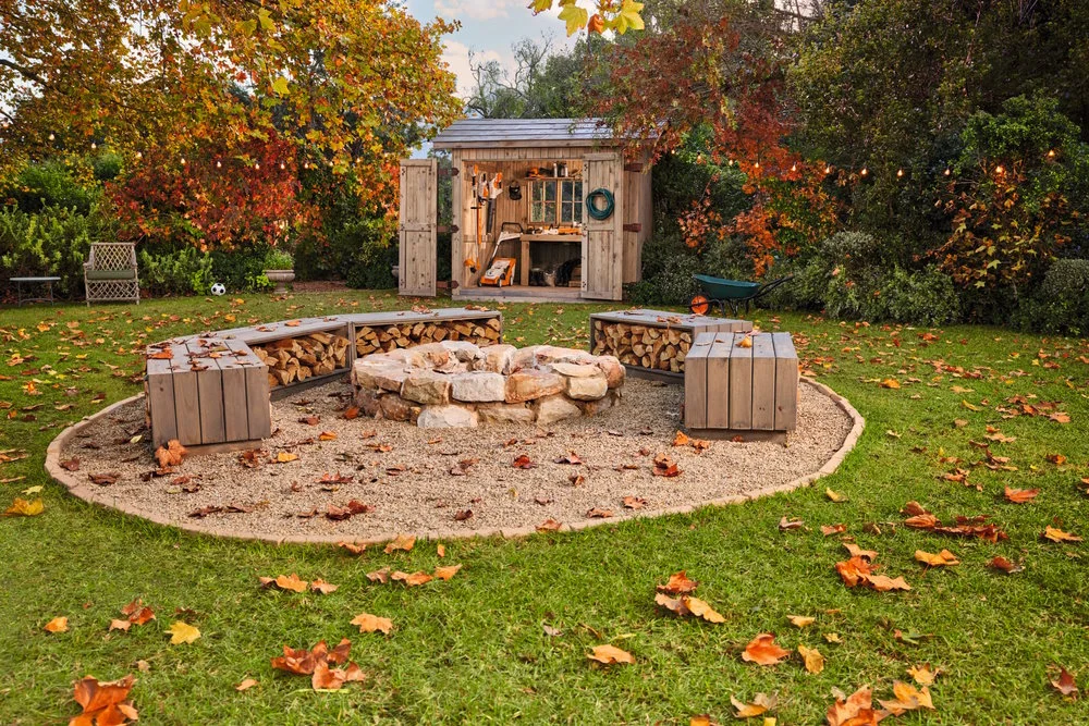 Feuerstelle im herbstlichen Garten