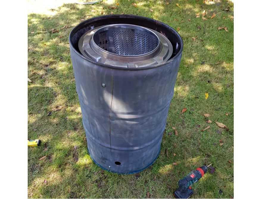 Trommel einer Waschmaschine in einem umgebauten Fass