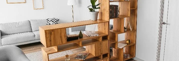 Ein modernes, offenes Bücherregal aus Holz.
