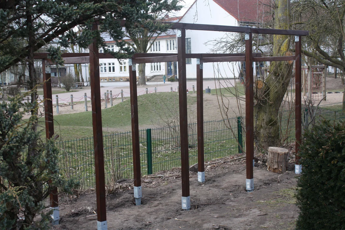 Holzgerüst im Garten