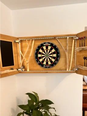 Geschlossener Darts Schrank an der Wand
