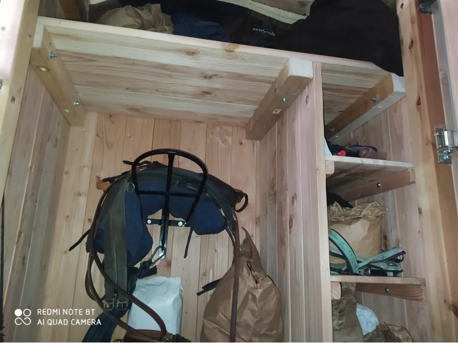 Innenansicht eines Schranks aus hellem Holz
