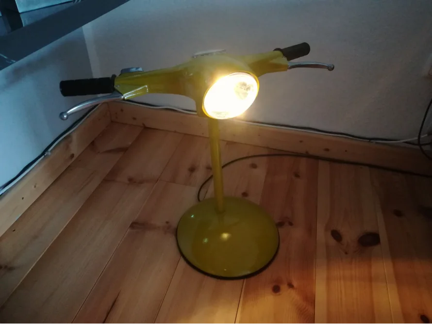Gelbe Lampe in Form eines Motorrollers