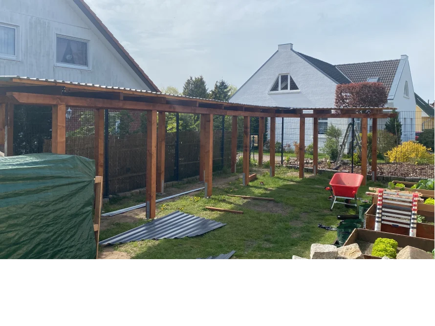 Unfertiges Gartenhaus im Bau