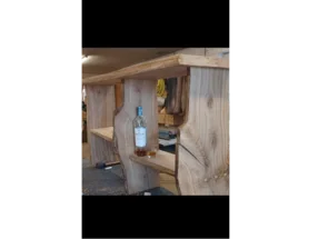 Rustikales Holzregal mit einer Flasche und einem Glas