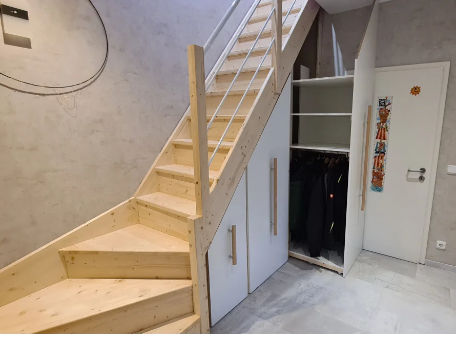 Holztreppe mit integriertem Stauraum