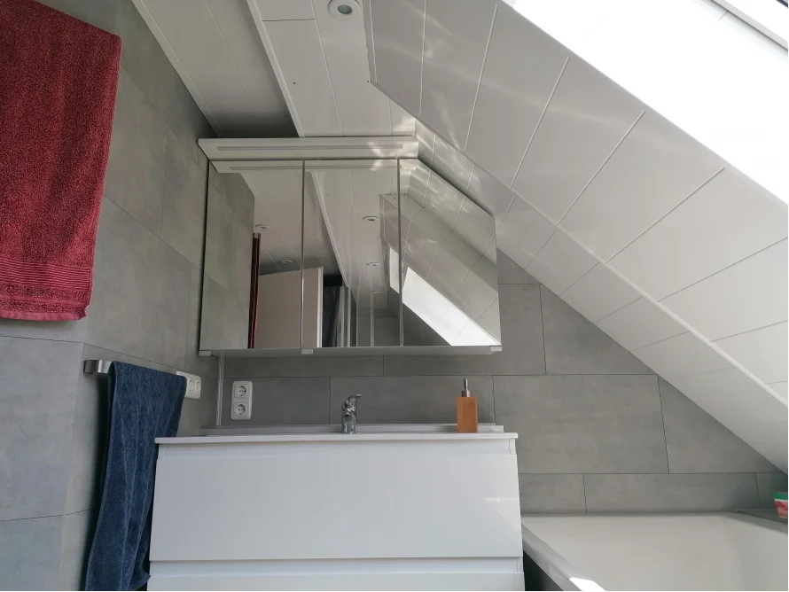 Waschbecken in einem Badezimmer im Dachgeschoss