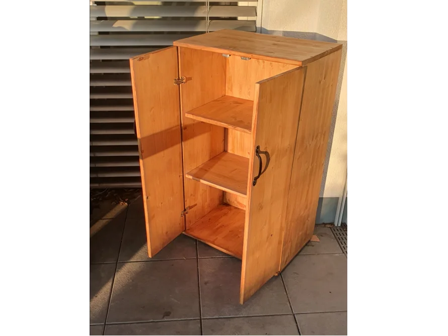 Holzschrank mit offenen Türen und drei Einlegeböden.