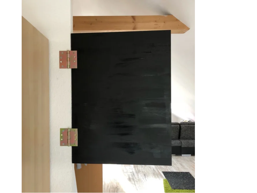 Schwarze Tür mit Scharnieren