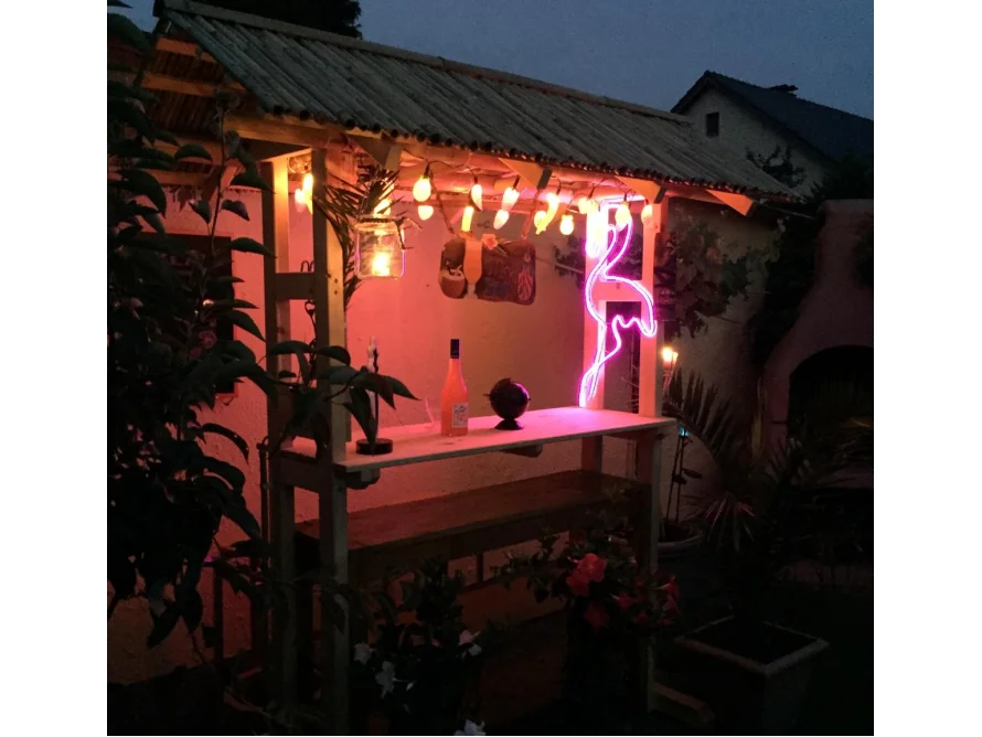 Gartenbar mit Beleuchtung