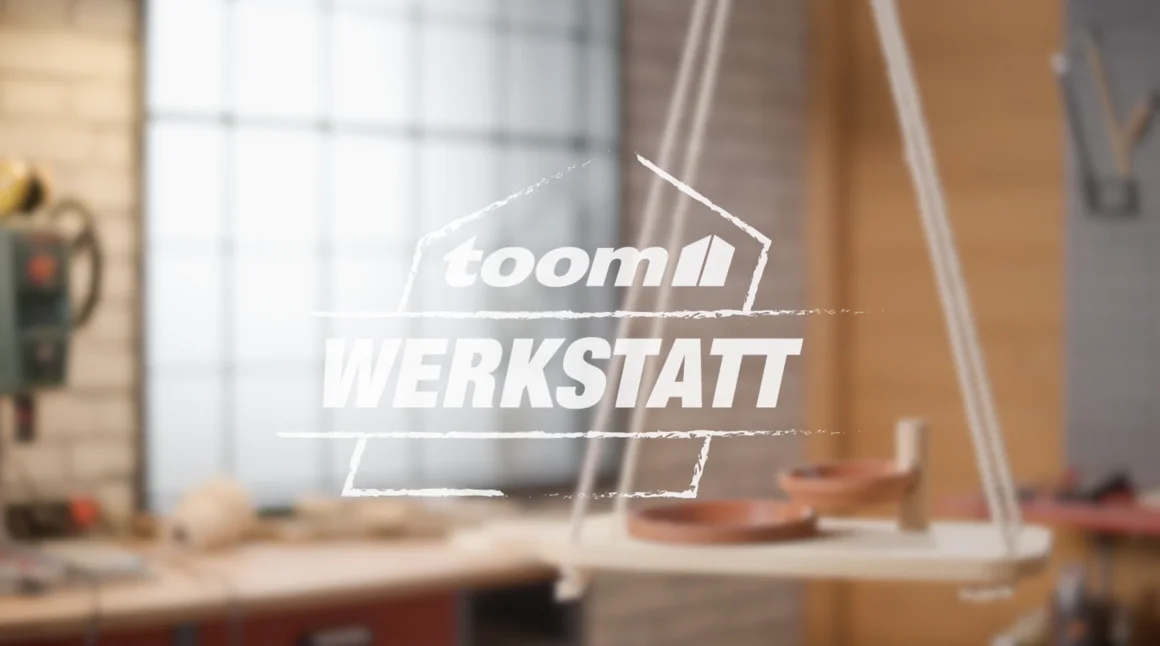 Unscharfer Hintergrund einer Werkstatt mit dem toom Logo