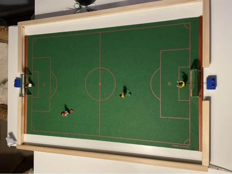 Tischfußballspielfeld aus Holz mit Spielfiguren