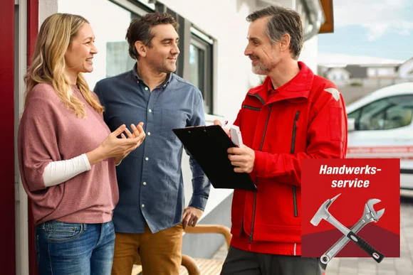 Ein Handwerker in roter Jacke berät zwei Personen vor einem Haus.
