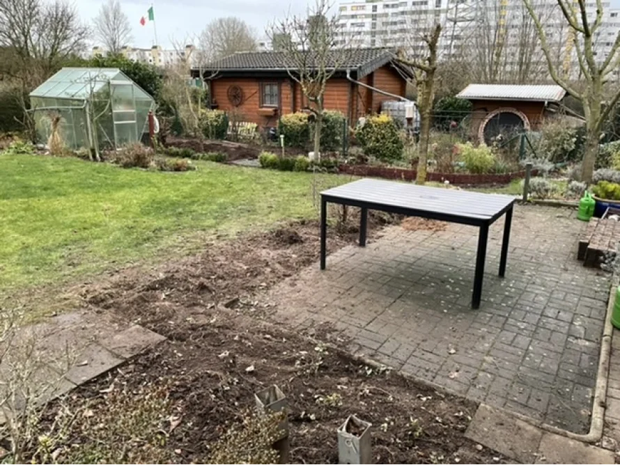 Garten mit Gartenhaus und Gewächshaus