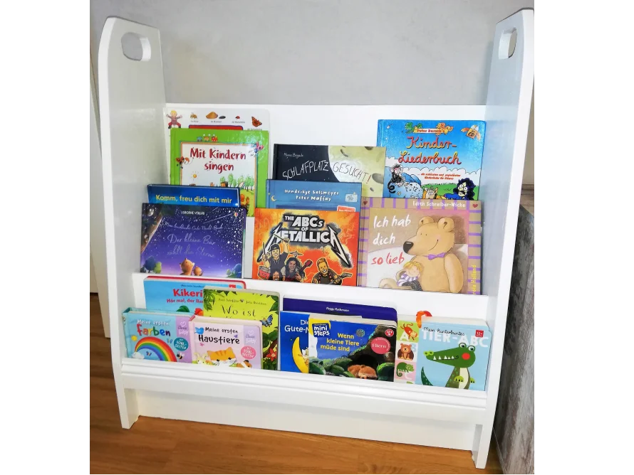 Weißes Bücherregal für Kinder mit Büchern