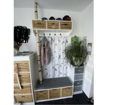 Garderobe mit Birkenstamm und Sitzbank