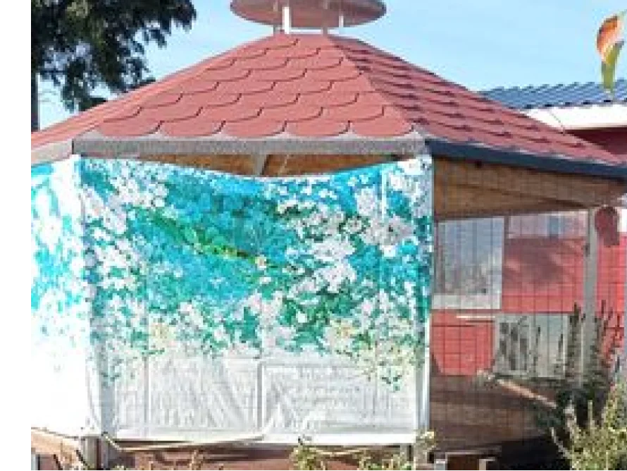 Gartenhaus mit blau-weißer Plane