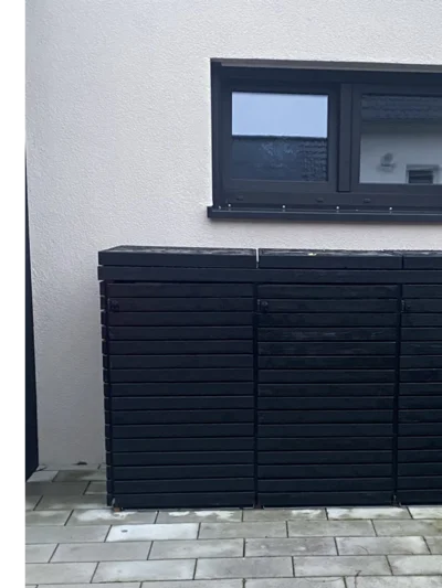 Schwarze Mülltonnenbox aus Holz