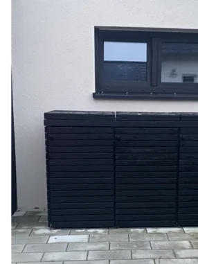Schwarze Mülltonnenbox aus Holz
