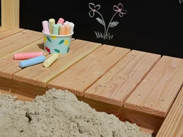 Holzrahmen mit Kreide und Sand