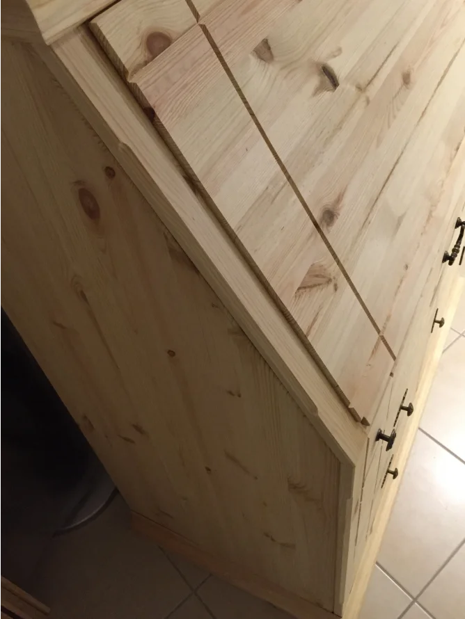 Holzkommode mit schräger Klappe