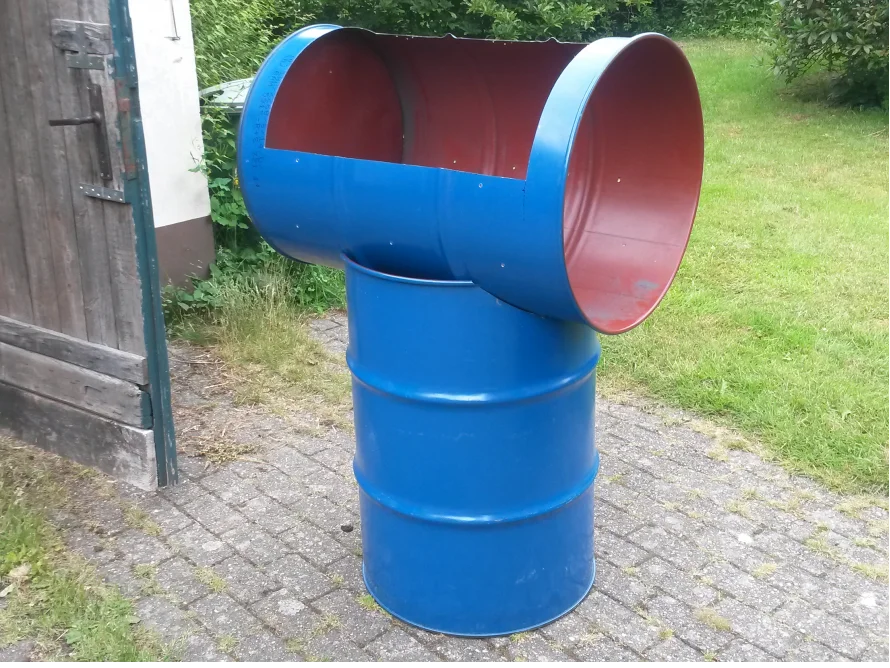 Zwei blaue Fässer